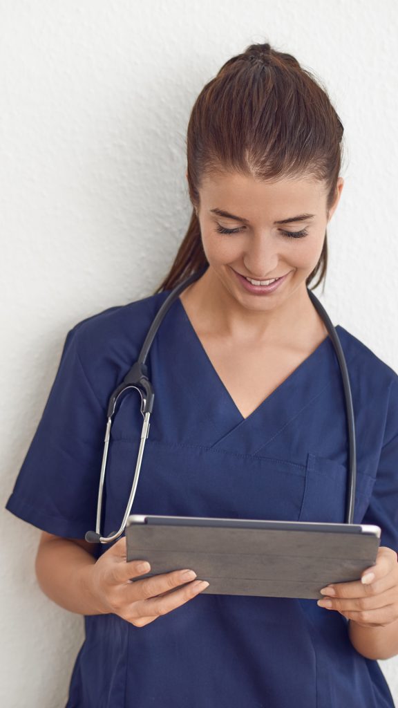 Infirmière libérale en formation Izidel utilisant une tablette pour apprendre les démarches et la facturation IDEL en ligne.